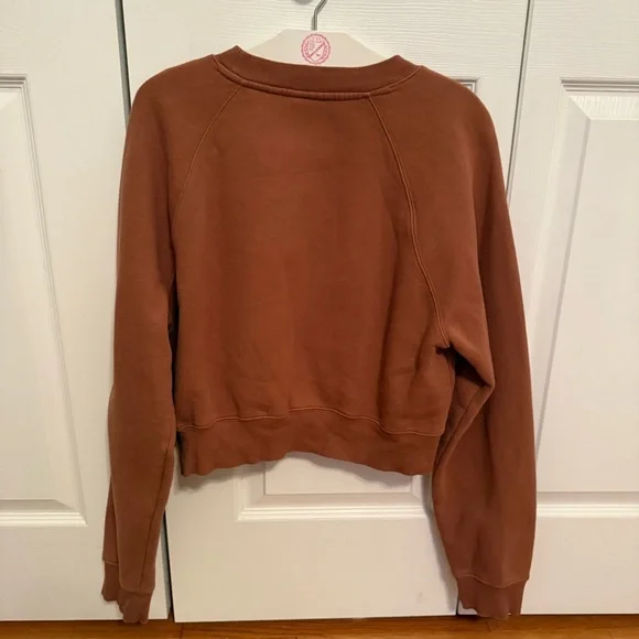 Aritzia TNA Sweatfleece Cozy Fleece Perfect Fit Cropped Crewneck in Brown - Picture 3 of 5